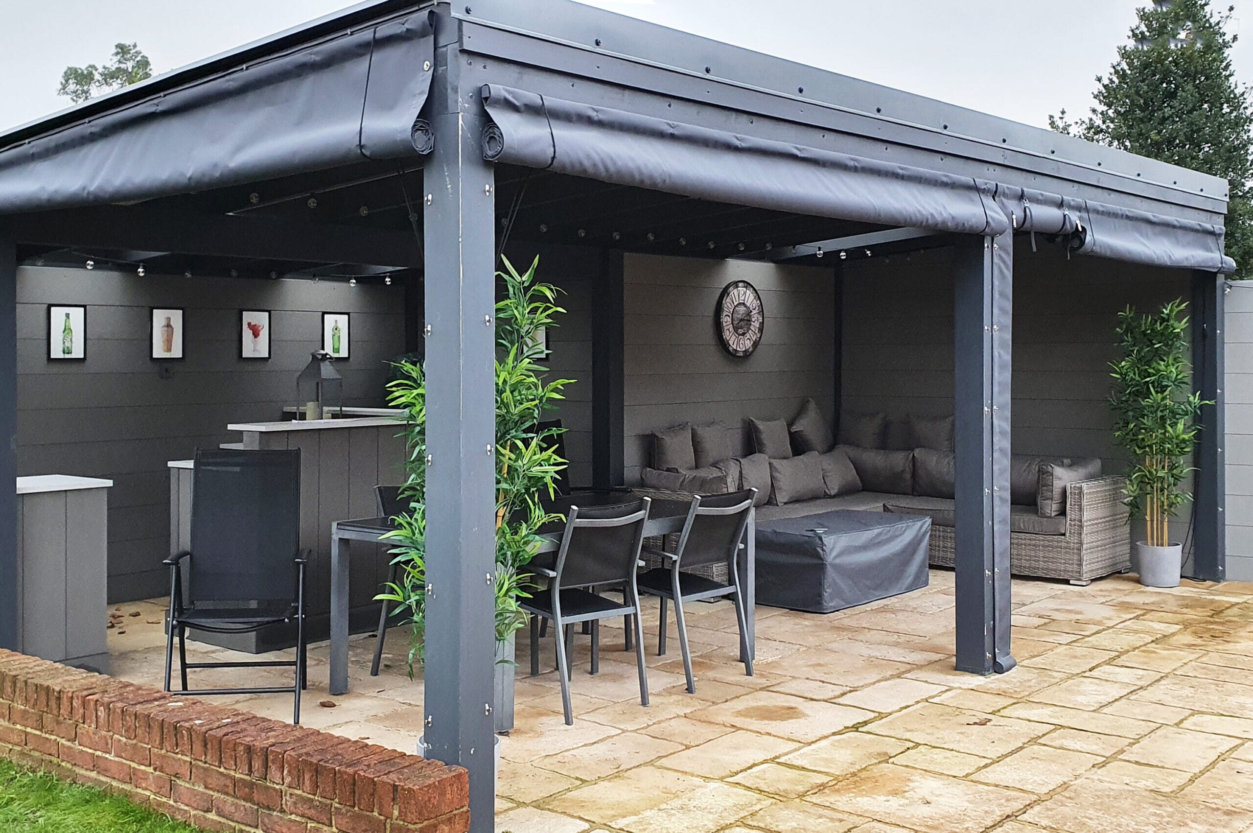 Outdoor-blind-dark-grey-scaled